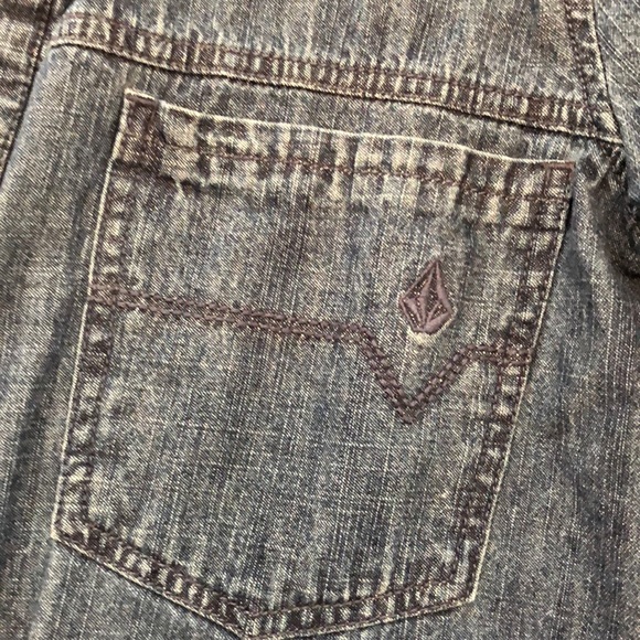 Volcom fitted jean shirt - Picture 2 of 4